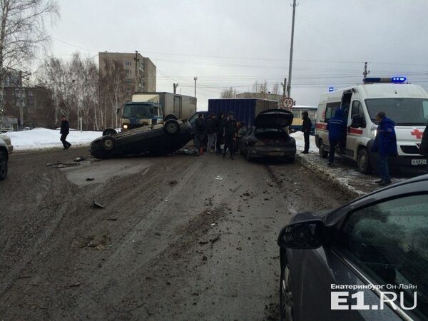 Екатеринбург: массовое ДТП на Вторчермете, «девятка» перевернулась на крышу 