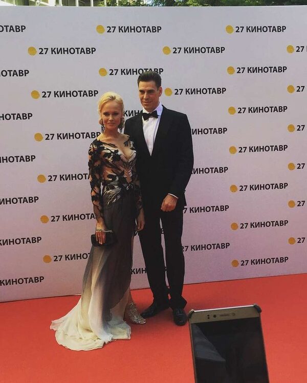 Дмитрий Дюжев с женой на открытии кинофестиваля