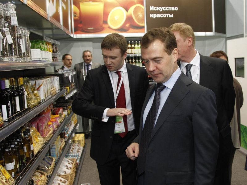 Медведев в магазине