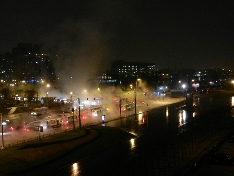 В Петербурге площадь перед гостиницей "Прибалтийская" залило кипятком