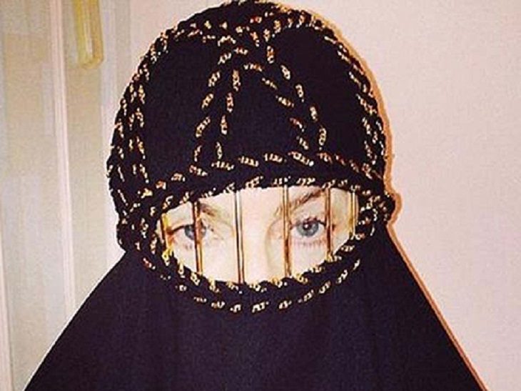 Мадонна сделала селфи в хиджабе