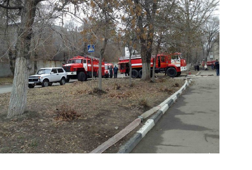 Пожарные тушат школу в Саратове