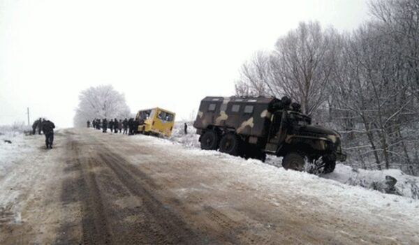 На Украине 15 детей пострадали в ДТП с военным Уралом и автобусом