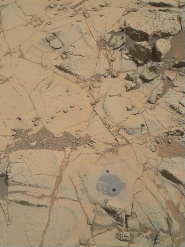 Марсоход Curiosity производит бурение камня