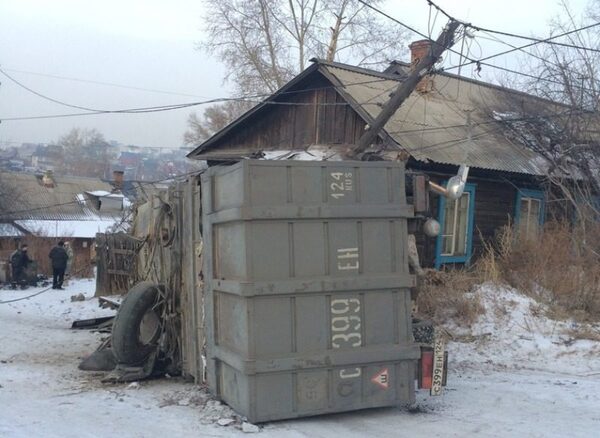 В Красноярске мусоровоз протаранил дом