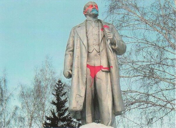 В Новосибирске памятник Ленину «нарядили» в красные плавки и очки ФОТО