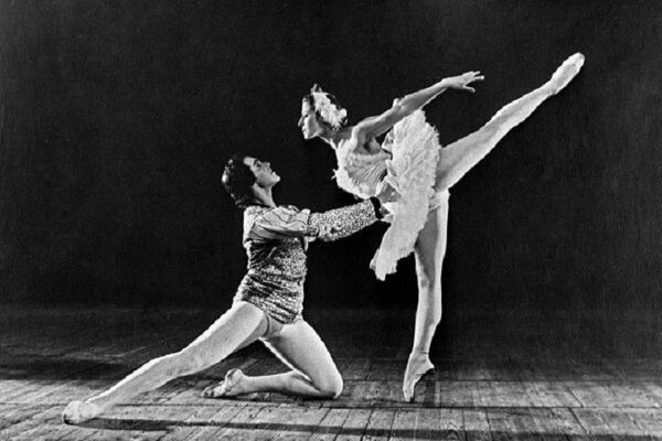 Сцена из балета П.И. Чайковского "Лебединое озеро". Одетта - Майя Плисецкая, принц Зигфрид - Николай Фадеечев. 1963 г.