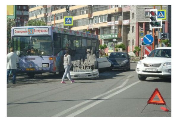 В Красноярске в ДТП автоледи перевернула автомобиль с сыном