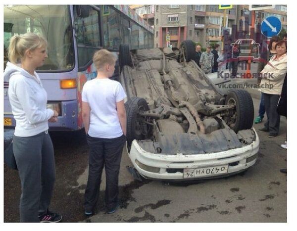 В Красноярске в ДТП автоледи перевернула иномарку