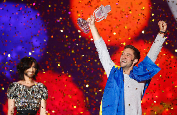 Лучшие номера и моменты «Евровидения 2015» – слёзы Гагариной, горящий рояль, «бомба» конкурса и сурдопереводчик из Швеции