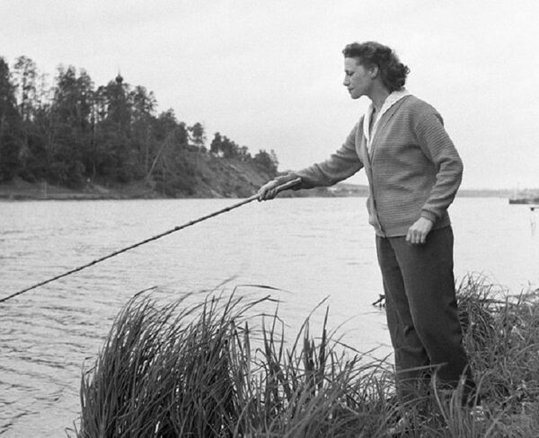 1956 г. Балерина Майя Плисецкая ловит рыбу на берегу Москвы-реки