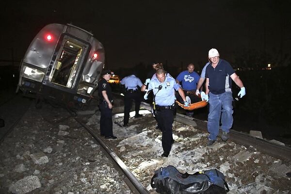 Крушение поезда в Филадельфии - пятеро погибших, больше ста пострадавших
