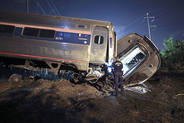 Крушение поезда в Филадельфии - пятеро погибших, больше ста пострадавших