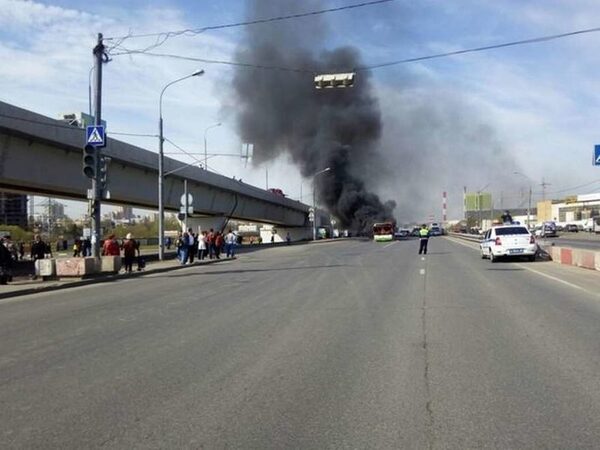 Пассажирский автобус горит на юго-западе Москвы 
