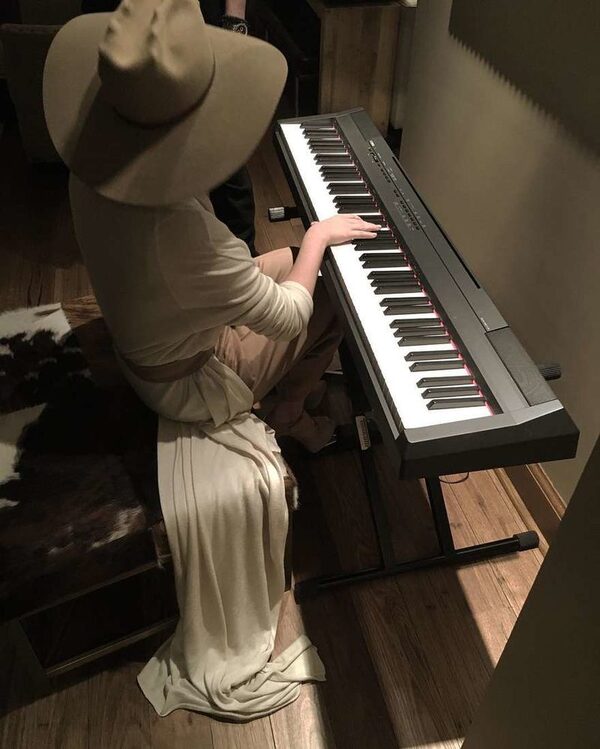Леди гага играет на пианино