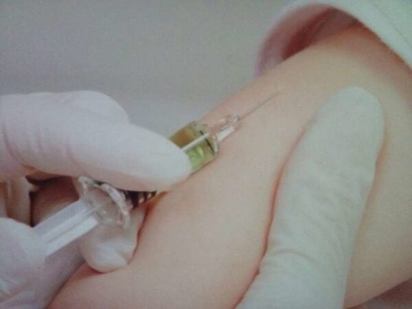 Ребенку делают прививку