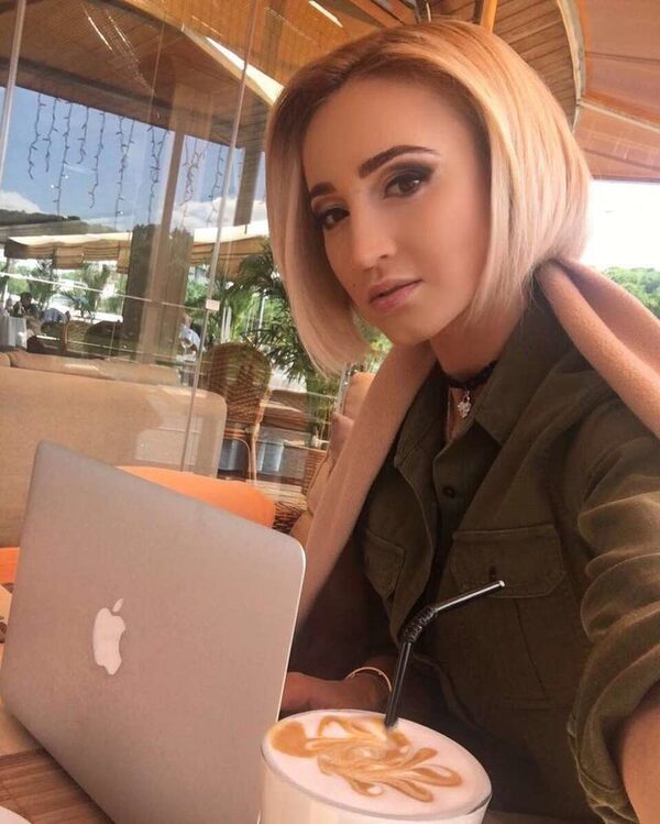 Ольга Бузова решила написать новую книгу Ольга Бузова с ноутбуком