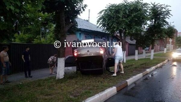 В Иванове пьяный автомобилист перевернулся и приземлился на газон