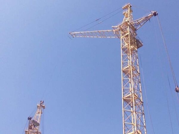 Кран упал на стройплощадке в Казани Кран