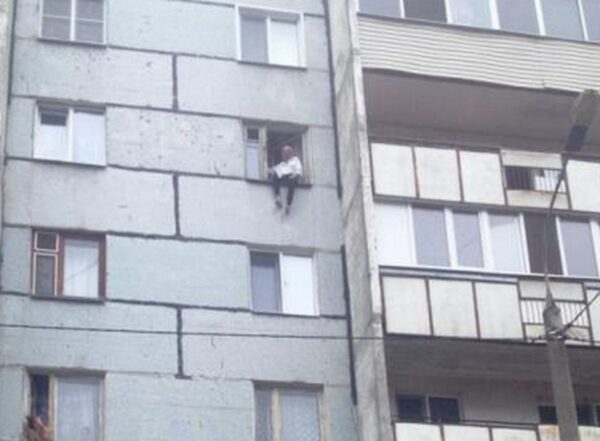 Сотрудники МЧС сняли пожилого мужчину с карниза окна 6 этажа в Казани Пенсионер на окне