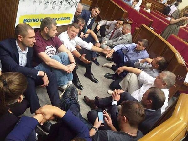 Сидячий протест Ляшко и его однопартийцев