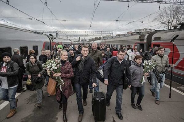 Навальный и Офицеров после освобождения