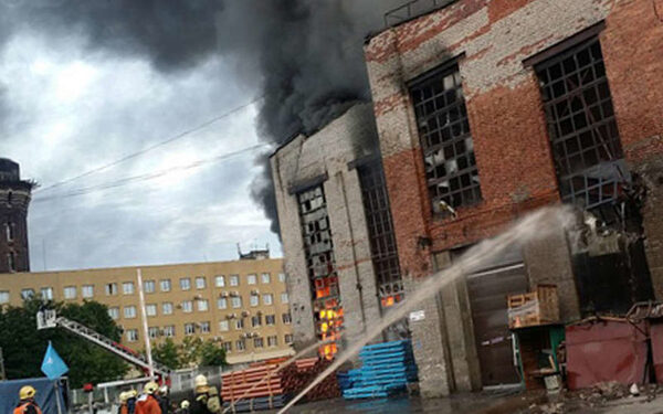 Новости Санкт-Петербурга сегодня 23 06 2015: в Петербурге горел склад пластиковых труб